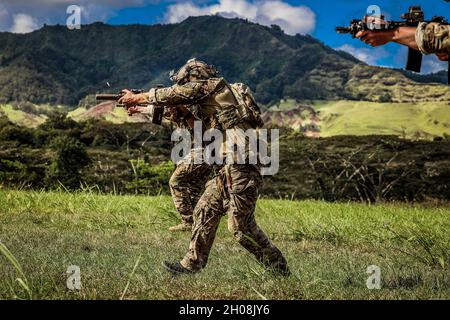 Casernes de Schofield, HI — la Lightning Academy a organisé la « meilleure compétition de squad » pour la 25e division d'infanterie lors de la semaine de la foudre tropicale le 04 octobre 2021 à la caserne de Schofield, à Hawaï.Les bataillons de la division ont désigné leur meilleure équipe de six soldats pour participer à la 25e compétition de la meilleure équipe de la division d'infanterie.La compétition comprenait 6 tâches classées, évaluées au Camp Lightning, suivies d'une marche de 10 miles et d'une séance de stress.La semaine de la foudre tropicale de cette année marque le 80e anniversaire de la division et est une semaine de compétition Banque D'Images