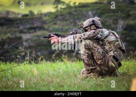 Casernes de Schofield, HI — la Lightning Academy a organisé la « meilleure compétition de squad » pour la 25e division d'infanterie lors de la semaine de la foudre tropicale le 04 octobre 2021 à la caserne de Schofield, à Hawaï.Les bataillons de la division ont désigné leur meilleure équipe de six soldats pour participer à la 25e compétition de la meilleure équipe de la division d'infanterie.La compétition comprenait 6 tâches classées, évaluées au Camp Lightning, suivies d'une marche de 10 miles et d'une séance de stress.La semaine de la foudre tropicale de cette année marque le 80e anniversaire de la division et est une semaine de compétition Banque D'Images