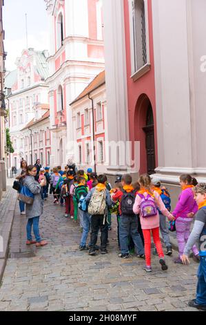 POZNAN, POLOGNE - 03 février 2016 : un groupe d'enfants d'une excursion scolaire passant devant une église dans le centre-ville Banque D'Images