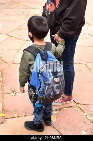 Une femme amérindienne et son jeune fils tiennent la main en attendant le début de la célébration de la Journée des peuples autochtones à Santa Fe, au Nouveau-Mexique. Banque D'Images