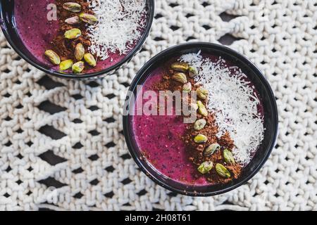 saladier à smoothie à la noix de coco vegan acai pistache, recettes alimentaires saines à base de plantes pour l'été Banque D'Images