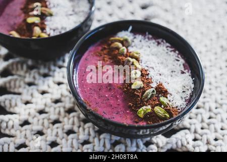 saladier à smoothie à la noix de coco vegan acai pistache, recettes alimentaires saines à base de plantes pour l'été Banque D'Images