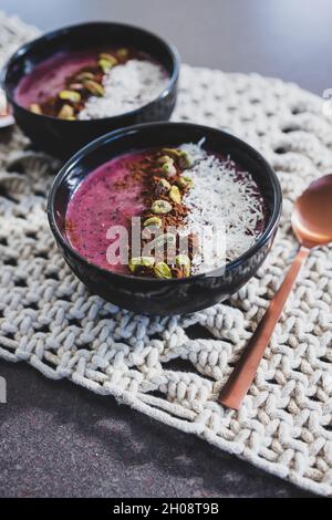 saladier à smoothie à la noix de coco vegan acai pistache, recettes alimentaires saines à base de plantes pour l'été Banque D'Images