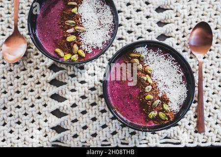 saladier à smoothie à la noix de coco vegan acai pistache, recettes alimentaires saines à base de plantes pour l'été Banque D'Images