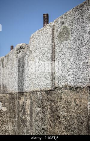 Vestiges de l'arbre de Buena Vista abandonné (en 1893) dans les collines de New Almaden.Les semelles en granit restent là où se trouvait la maison de pompe autrefois impressionnante. Banque D'Images