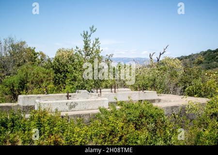 Vestiges de l'arbre de Buena Vista abandonné (en 1893) dans les collines de New Almaden.Les semelles en granit restent là où se trouvait la maison de pompe autrefois impressionnante. Banque D'Images