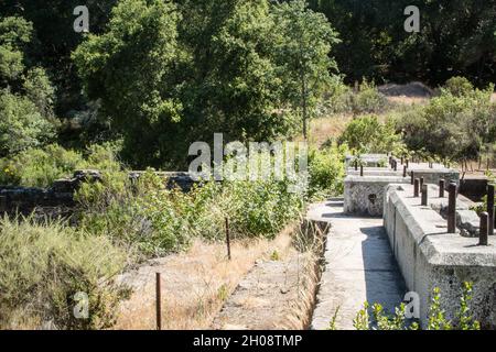 Vestiges de l'arbre de Buena Vista abandonné (en 1893) dans les collines de New Almaden.Les semelles en granit restent là où se trouvait la maison de pompe autrefois impressionnante. Banque D'Images