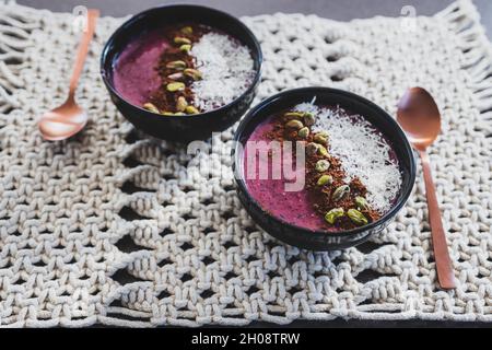 saladier à smoothie à la noix de coco vegan acai pistache, recettes alimentaires saines à base de plantes pour l'été Banque D'Images