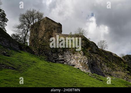 Château de Peveril à Cave dale à Castleton dans le Derbyshire, Angleterre.Nuageux avec une sensation de morose Banque D'Images