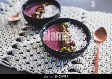 saladier à smoothie à la noix de coco vegan acai pistache, recettes alimentaires saines à base de plantes pour l'été Banque D'Images