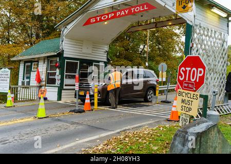 Dingmans Ferry, PA, États-Unis - 10 octobre 2021 : une voiture s'arrête à un poste de péage sur le pont Dingman en Pennsylvanie.Le pont est un péage privé Banque D'Images