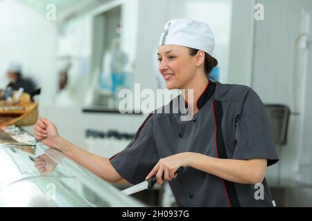 Belle femme butcher posing smiling Banque D'Images