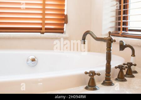 Robinet en cuivre de la baignoire à l'eau chaude et froide. Banque D'Images