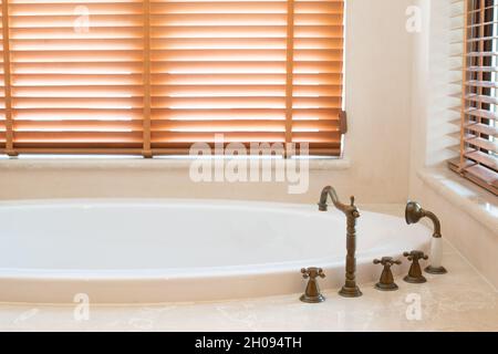 Robinet en cuivre de la baignoire à l'eau chaude et froide. Banque D'Images