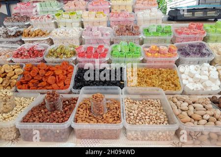 Une large sélection de gourmandises orientales exotiques, dont du baklava, du caramel et des noix au bazar oriental. Banque D'Images