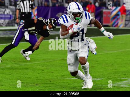 Baltimore, États-Unis.11 octobre 2021.Les Indianapolis Colts qui ont fait la course de Nyheim Hines (21) ont passé Baltimore Ravens Tylan Wallace (16) pendant la première moitié au stade M&T Bank à Baltimore, Maryland, le lundi 11 octobre 2021.Photo de David Tulis/UPI crédit: UPI/Alay Live News Banque D'Images