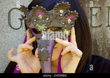 portrait de la femme créative en masque Banque D'Images