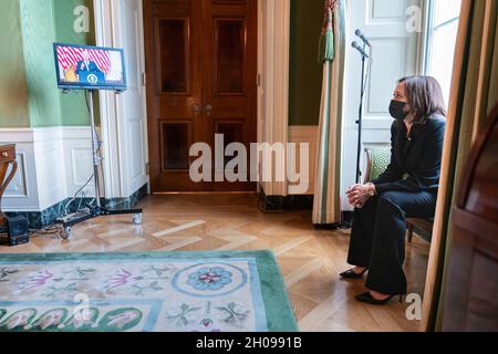 Le vice-président Kamala Harris regarde de la salle verte de la Maison Blanche tandis que le président Joe Biden fait des remarques sur l'évolution de la situation en Afghanistan, le lundi 16 août 2021.(Photo officielle de la Maison Blanche par Lawrence Jackson) Banque D'Images