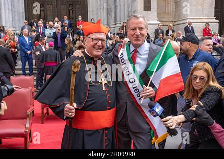 NEW YORK, NY - 11 OCTOBRE : le maire de New York, Bill de Blasio, se joint au cardinal Timothy Dolan lors de la parade annuelle du jour de Columbus sur la Cinquième Avenue à Manhattan le 11 octobre 2021 à New York.L'événement annuel célèbre le jour où Christophe Colomb a débarqué dans les Amériques en 1492. Banque D'Images