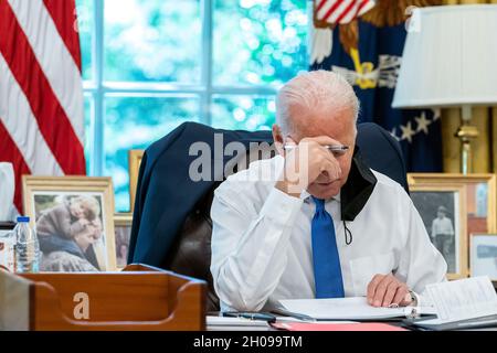 Le président Joe Biden passe en revue les remarques qu'il prononcera sur la situation en Afghanistan, le jeudi 19 août 2021, dans le Bureau ovale de la Maison Blanche.(Photo officielle de la Maison Blanche par Erin Scott) Banque D'Images