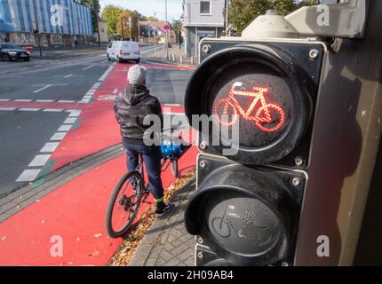Laatzen, Allemagne.11 octobre 2021.Un cycliste attend sur l'itinéraire du cycle pendant que le feu de circulation s'allume en rouge.Selon l'Office fédéral de la statistique, chaque dixième personne en emploi roule à vélo pour travailler.À Hanovre, un réseau de pistes cyclables est créé dans le cadre du virage de la circulation, reliant les quartiers de la ville au centre-ville.À cette fin, des voies individuelles sur des routes à plusieurs voies sont également converties en voies à cycle seul.Crédit : Demy Becker/dpa/Alay Live News Banque D'Images