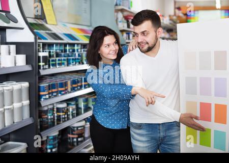 Couple décidant de la meilleure combinaison de couleurs Banque D'Images