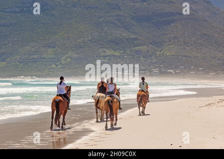 Cavaliers non identifiés sur long Beach dans la péninsule du Cap, Afrique du Sud. Banque D'Images