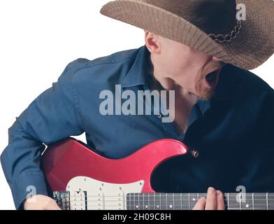 Homme avec jeu de barbe, chante le métal lourd sur guitare électrique.Arrière-plan isolé Banque D'Images