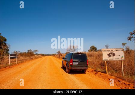 Un panneau alerte les touristes à conduire avec soin pour protéger la faune sur la transpantaneira, Pantanal, Mato Grosso, Brésil Banque D'Images