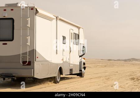 Classe C Camping camping-car camping-car sur une plage.Autocar rapide sur un sable.Pismo Beach, Californie, États-Unis. Banque D'Images