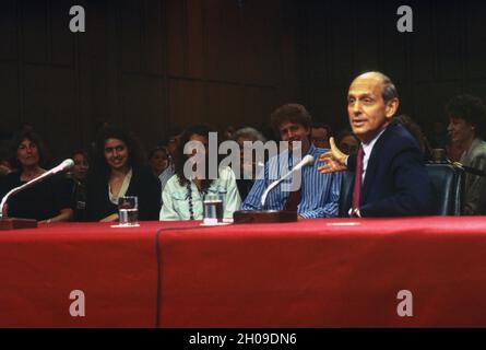 Stephen G. Breyer, juge en chef de la Cour d'appel des États-Unis pour le premier circuit, présente sa famille avant de témoigner devant le Comité sénatorial américain de la magistrature sur sa nomination en tant que juge associé de la Cour suprême des États-Unis pour remplacer le juge sortant Harry Blackmun,Sur Capitol Hill à Washington, DC le 12 juillet 1994.Credit: Ron Sachs / CNP / MediaPunch Banque D'Images