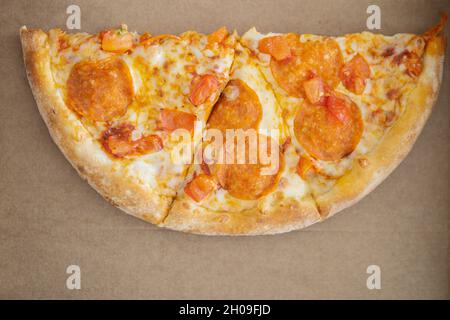 Pizza Pepperoni dans une boîte en carton. Vue d'en haut Banque D'Images