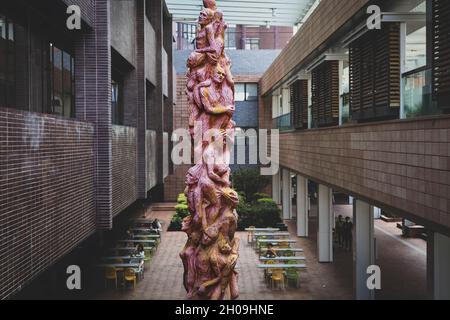 Hong Kong, Chine.11 octobre 2021.Le "pilier de la honte", une œuvre de l'artiste danois Jens Galschiøt, est un hommage aux victimes du massacre de Tiananmen qui s'est produit le 4 juin 1989 à Beijing, en Chine.Bien que la sculpture soit présente sur le campus depuis 1997, l'Université de Hong Kong (HKU) a exigé qu'elle soit enlevée avant le 14 octobre 2021.Crédit : SOPA Images Limited/Alamy Live News Banque D'Images