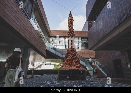 Hong Kong, Chine.11 octobre 2021.Visiteurs et étudiants de l'Université de Hong Kong (HKU) Prenez des photos du « pilier de la honte ».le « pilier de la honte », une œuvre de l'artiste danois Jens Galschiøt, est un hommage aux victimes du massacre de Tiananmen qui s'est produit le 4 juin 1989 à Beijing, en Chine.Bien que la sculpture soit présente sur le campus depuis 1997, l'Université de Hong Kong (HKU) a exigé qu'elle soit enlevée avant le 14 octobre 2021.Crédit : SOPA Images Limited/Alamy Live News Banque D'Images