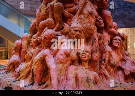Hong Kong, Chine.10 octobre 2021.Le pilier de la honte est exposé sur le campus de l'Université de Hong Kong (HKU) avant son retrait.le jour dernier avant le retrait du pilier de la honte de l'Université de Hong Kong (HKU), HKU a exigé l'organisateur HK derrière le massacre de Tiananmen juin 4 vigile,Retirer le pilier de la honte avant la date limite de demain - le 13 octobre, 5 heures.Le pilier de la honte créé par l'artiste danois Jens Galschiøt a été érigé et exposé à l'Université de Hong Kong pendant 24 ans depuis 1997.(Photo par Alex Chan TSZ Yuk/SOPA Images/Sipa USA) crédit: SIPA USA/Alay Live News Banque D'Images