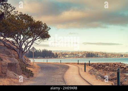 Pont-jetée de granite Island au coucher du soleil à Victor Harbor, Encounter Bay, Australie méridionale Banque D'Images