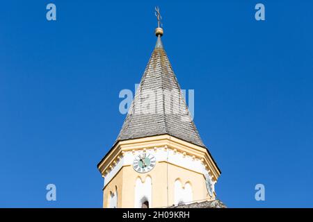 Saint Alban, Allemagne - 4 février 2021 : vue sur le clocher de l'église Saint Alban.Ciel bleu et lumineux en arrière-plan. Banque D'Images