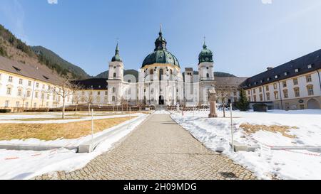 Ettal, Allemagne - 26 février 2021 : vue de face de l'abbaye d'Ettal en hiver. Banque D'Images