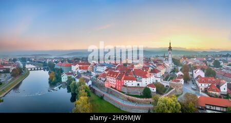 Pisek, Tchéquie.Panorama aérien de la vieille ville au lever du soleil Banque D'Images