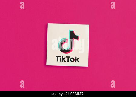 MOSCOU, RUSSIE - 12 octobre 2021 : logo Tik Tok sur fond rose Banque D'Images