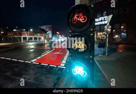 Hanovre, Allemagne.11 octobre 2021.Un feu de circulation à vélo est rouge, jaune et vert en début de matinée sur la piste cyclable qui mène au centre-ville.Selon l'Office fédéral de la statistique, chaque dixième personne en emploi roule à vélo pour travailler.À Hanovre, un réseau de pistes cyclables est créé dans le cadre du revirement des transports, reliant les quartiers de la ville au centre-ville.À cette fin, des voies individuelles sur des routes à plusieurs voies sont converties en voies à cycle seul.Credit: Julian Stratenschulte/dpa/Alay Live News Banque D'Images