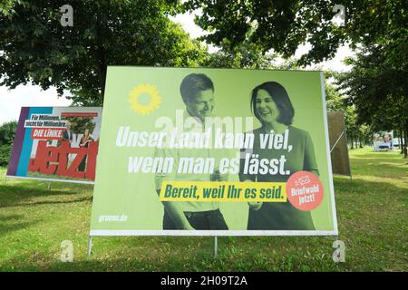 '27.08.2021, Allemagne, Brême, Brême - affiche électorale Buendnis 90/Die Gruenen avec le candidat pour la chancelière Annalena Baerbock et Robert Habeck pour t Banque D'Images