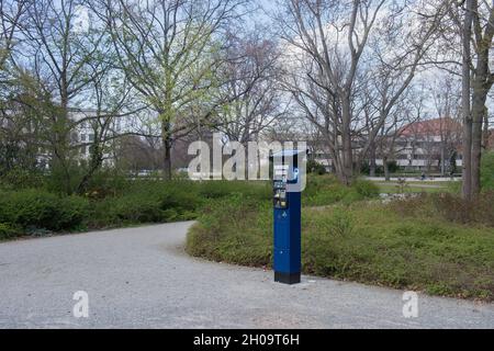 '13.04.2021, Allemagne, , Berlin - parking à la périphérie de Kleiner Tiergarten.0CE210413D006CAROEX.JPG [VERSION DU MODÈLE : NON APPLICABLE, PRO Banque D'Images