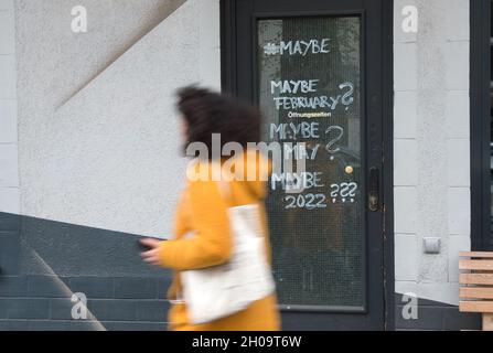 '16.04.2021, Allemagne, , Berlin - porte d'entrée d'un bar fermée en raison de mesures Corona.0CE210416D005CAROEX.JPG [VERSION DU MODÈLE : NON APPLICABLE, PROPRIÉTÉ Banque D'Images