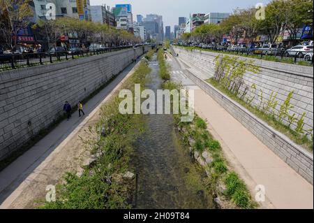 '27.04.2013, Corée du Sud, , Séoul - vue sur la ville avec la passerelle sur les deux rives le long du cours d'eau de Cheonggyecheon dans le centre-ville du Kore Sud Banque D'Images