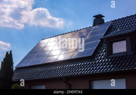 '10.06.2021, Allemagne, Rhénanie-du-Nord-Westphalie, Recklinghausen - cellules solaires sur le toit d'un immeuble résidentiel.00X210610D490CAROEX.JPG [MODÈLE RELEA Banque D'Images