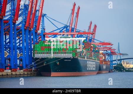 '24.06.2021, Allemagne, Hambourg, Hambourg - conteneur navire dans le port de Hambourg, conteneur navire jamais douté de la compagnie d'expédition Evergreen est amarré à Banque D'Images