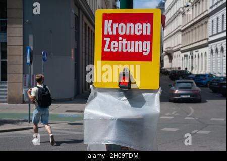 '16.06.2019, Autriche, , Vienne - scène de rue avec une machine à pièces pour la vente du journal Kronen Zeitung dans le centre de la capitale autrichienne. Banque D'Images