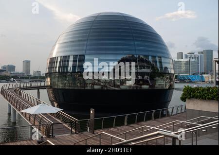 '25.05.2021, Singapour, , Singapour - Nouveau magasin Apple le long du front de mer à Marina Bay pendant la crise Corona en cours (Covid-19), bientôt Banque D'Images