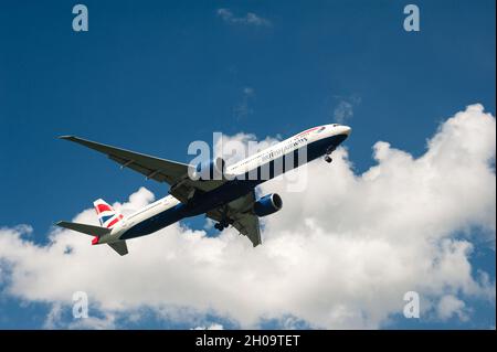 '23.06.2021, Singapour, , Singapour - Un Boeing 777-300 ER de British Airways, enregistrement G-STBF, sur approche de Changi International Banque D'Images